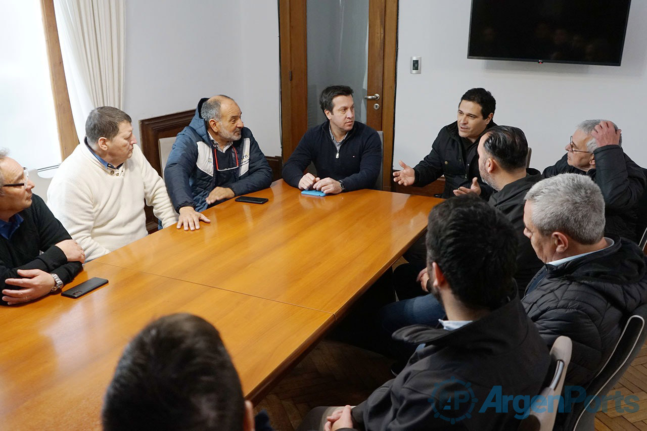 PORTUARIOS CON INTENDENTE DE NECOCHEA